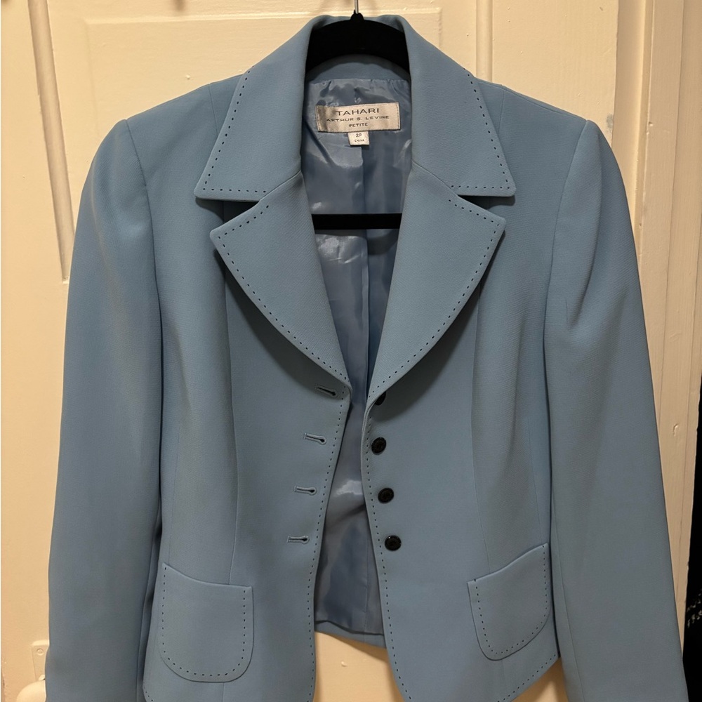 Tahari Blue Blazer with Notched Lapels and Structured Shoulders Formal wear
